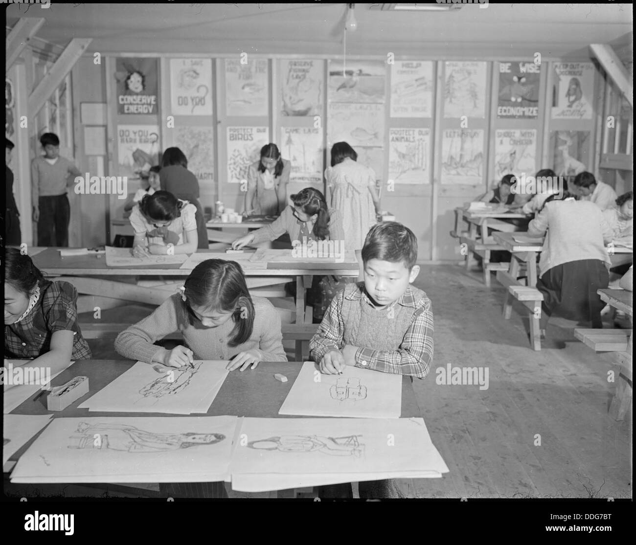 Au Minidoka Relocation Center, un cours de dessin à main levée est organisé, offrant aux détenus un débouché artistique pendant leur internement. Cette activité créatrice était l'une des nombreuses offres à la population américano-japonaise qui se tenait au centre pendant la seconde Guerre mondiale Banque D'Images