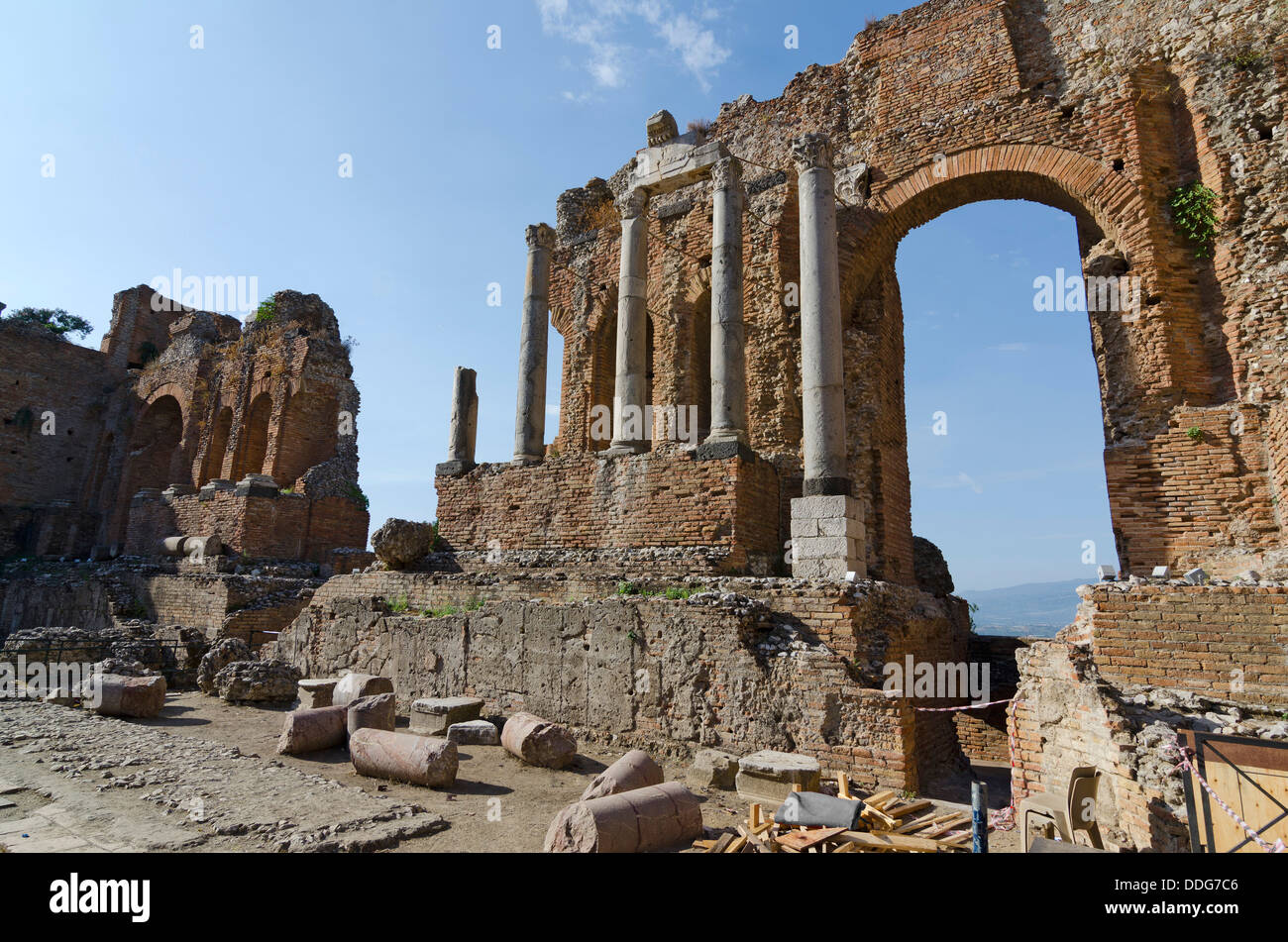 Vue sur le théâtre grec de Taormina, Sicile, Italie Banque D'Images