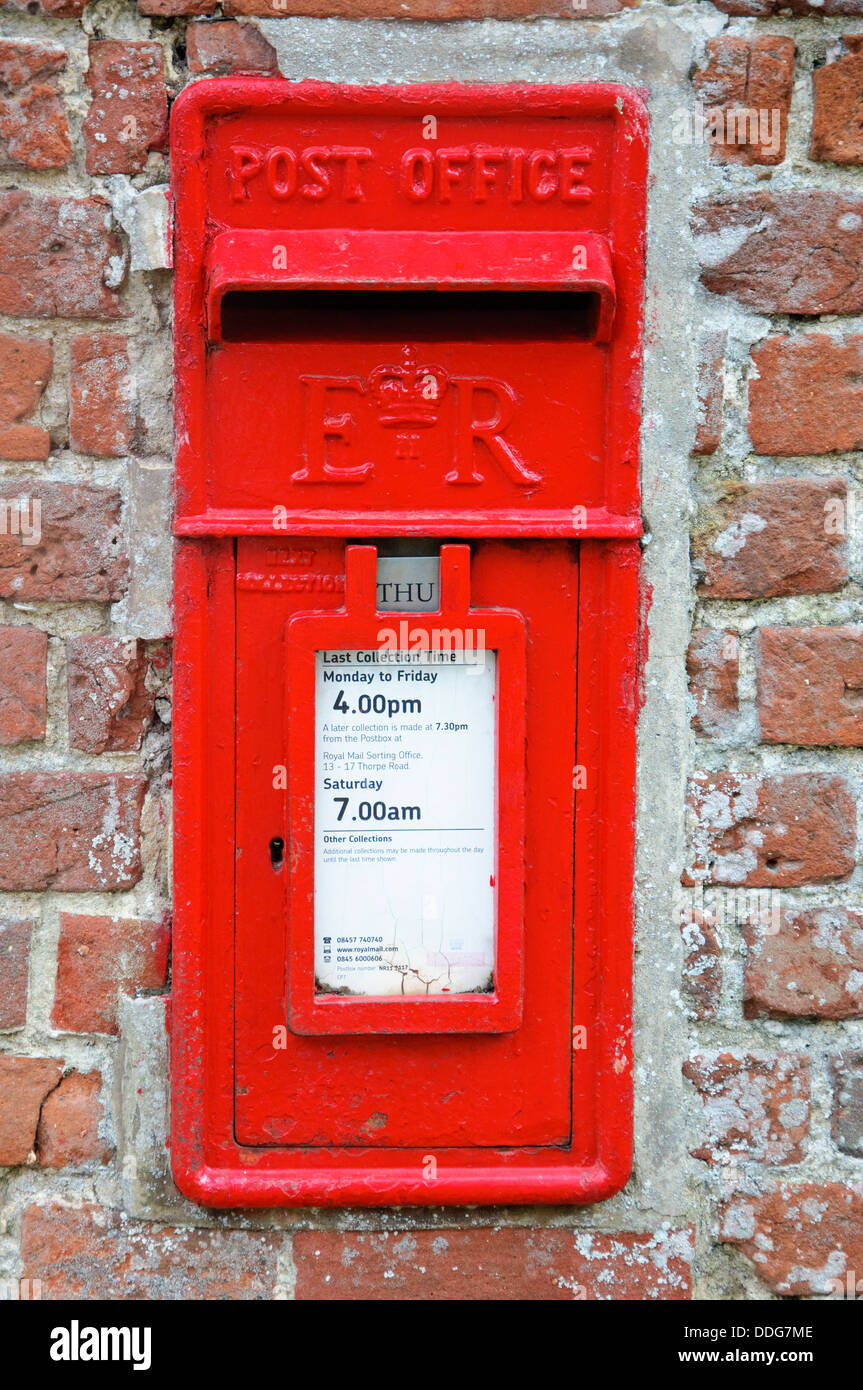 Post Box Red Colour Code Red brick wall set Banque de photographies et d’images à haute ...