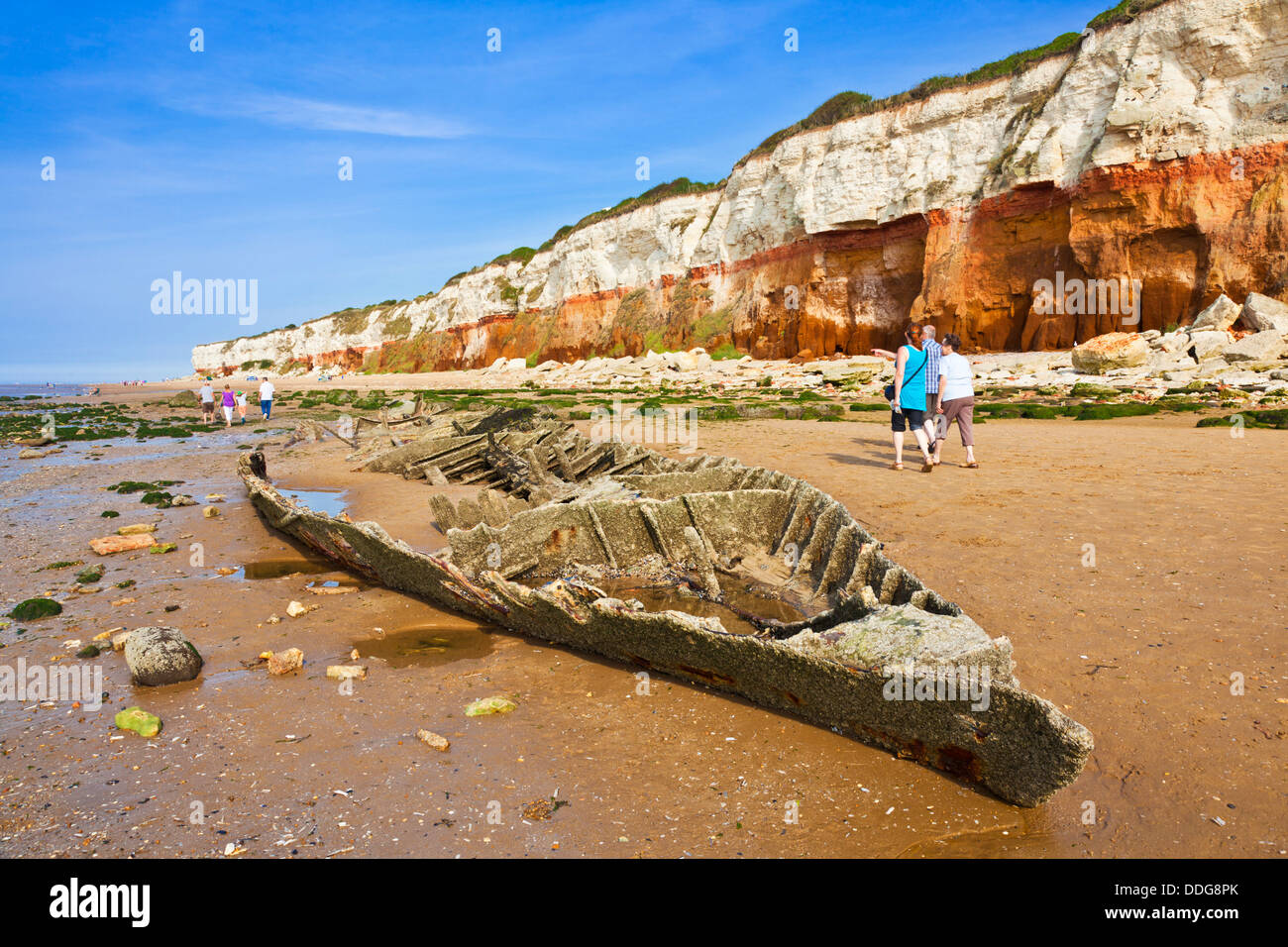 Old Hunstanton Beach reste d'un navire épave le Sheraton sous des falaises colorées à Hunstanton North Norfolk ville côtière Angleterre GB Europe Banque D'Images