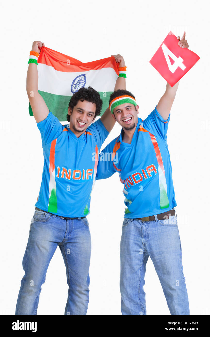 Portrait d'homme heureux fans de cricket en acclamant jerseys sur fond blanc Banque D'Images