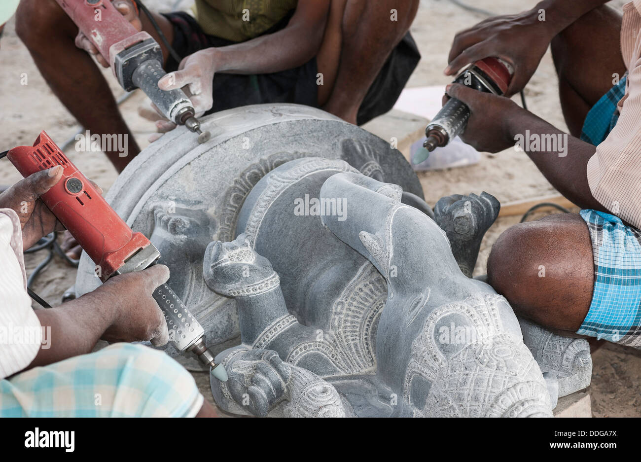 La figure de sculpture artisans dieu hindou, Mamallapuram, Tamil Nadu, Inde. Banque D'Images