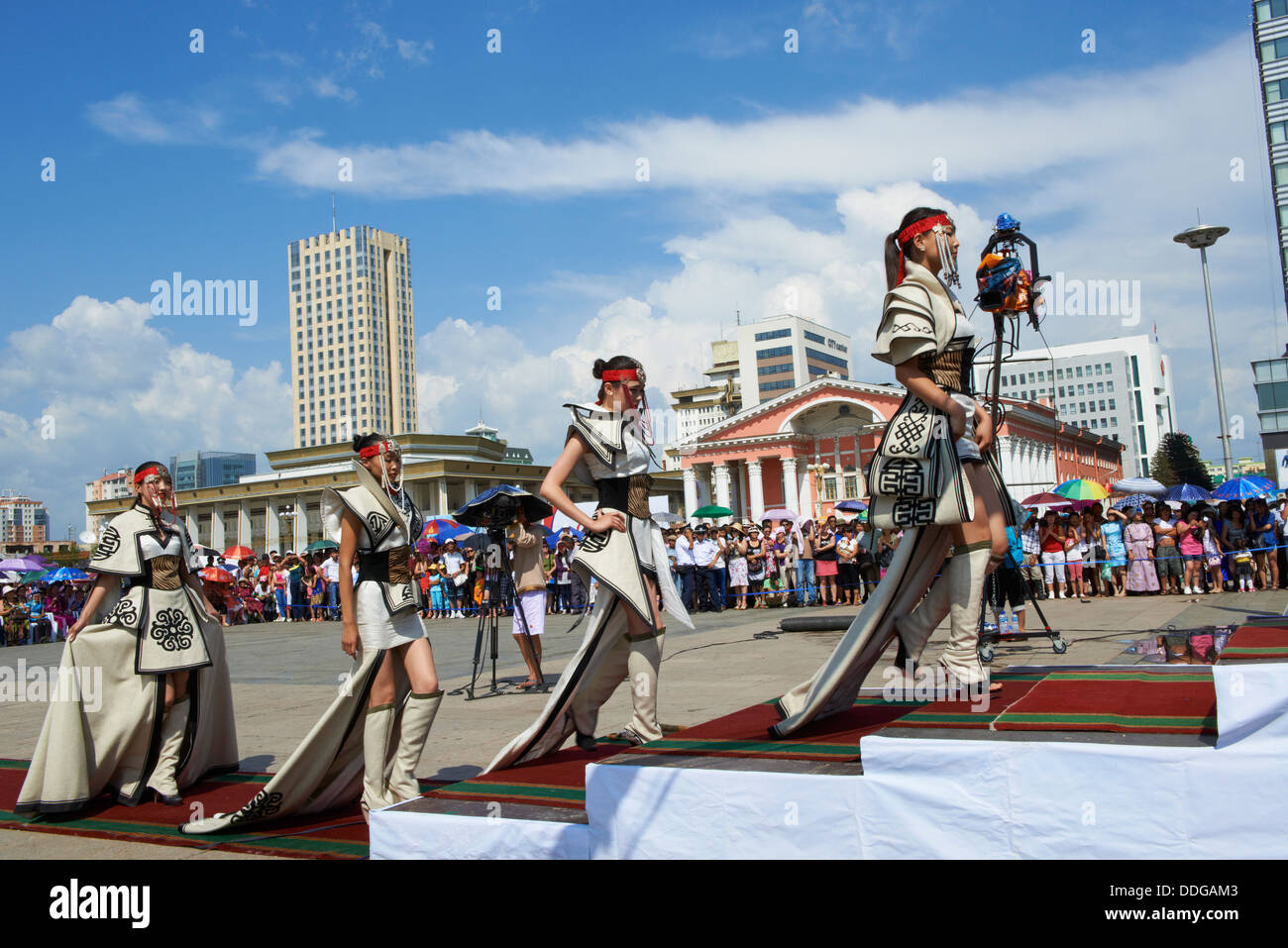La Mongolie, Oulan Bator, Sukhbaatar Square, parade de costumes pour le festival Naadam, fashion show Banque D'Images