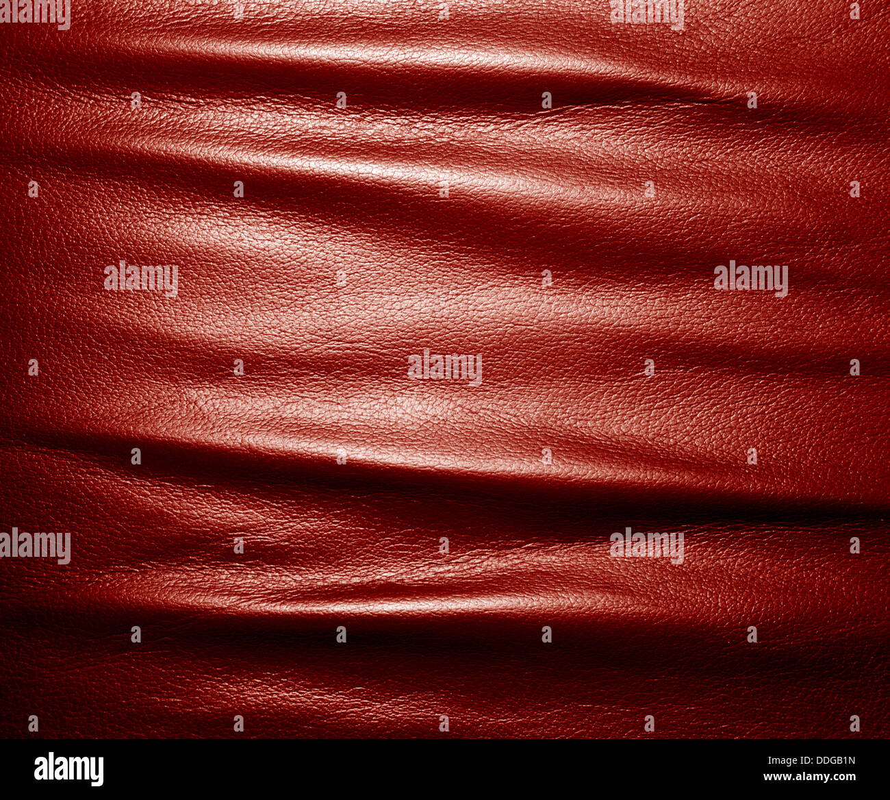 Froissé souple en cuir rouge texture background. Banque D'Images