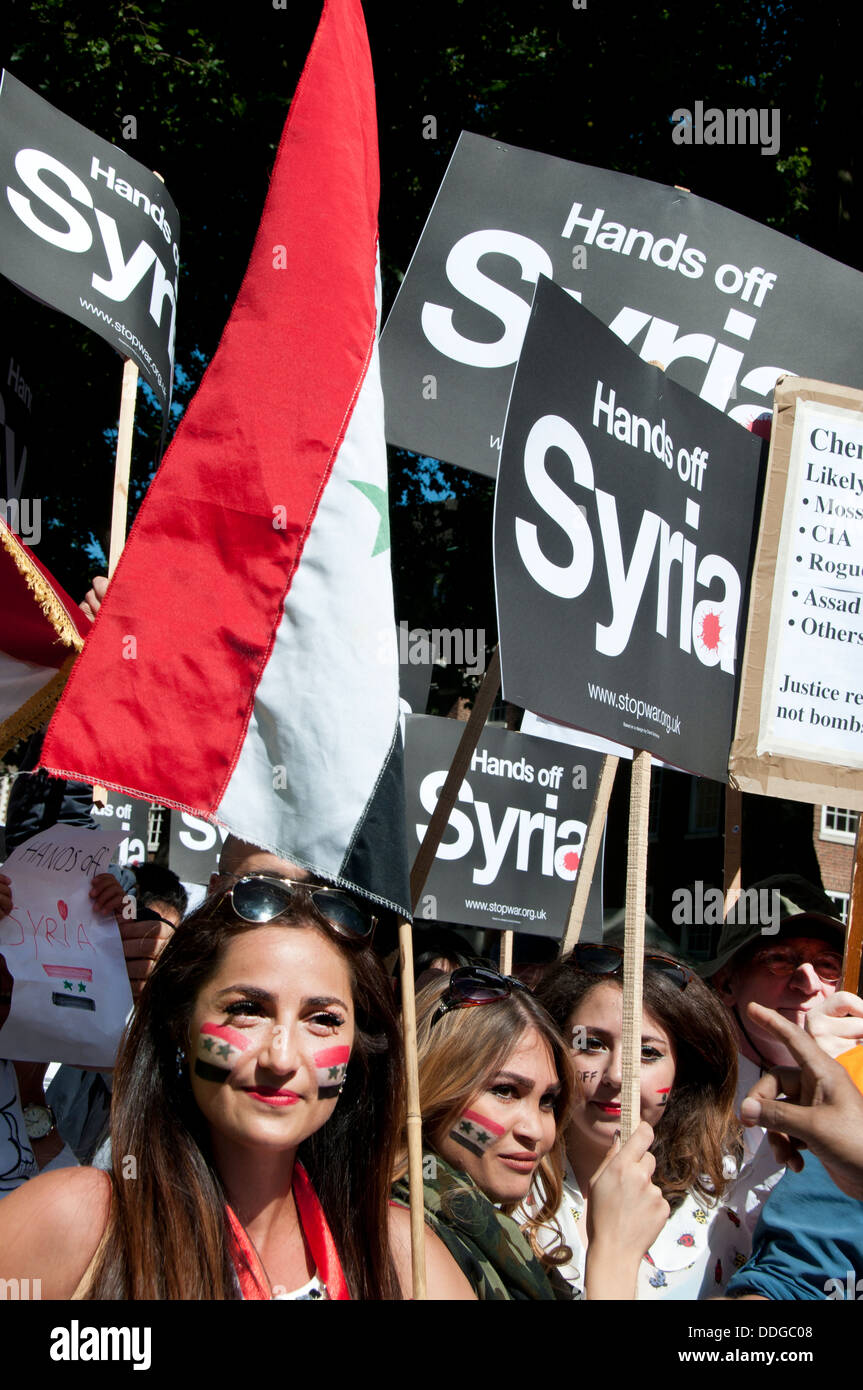 Les jeunes femmes syriennes avec des drapeaux peints sur leurs joues à demo contre l'intervention en Syrie Banque D'Images
