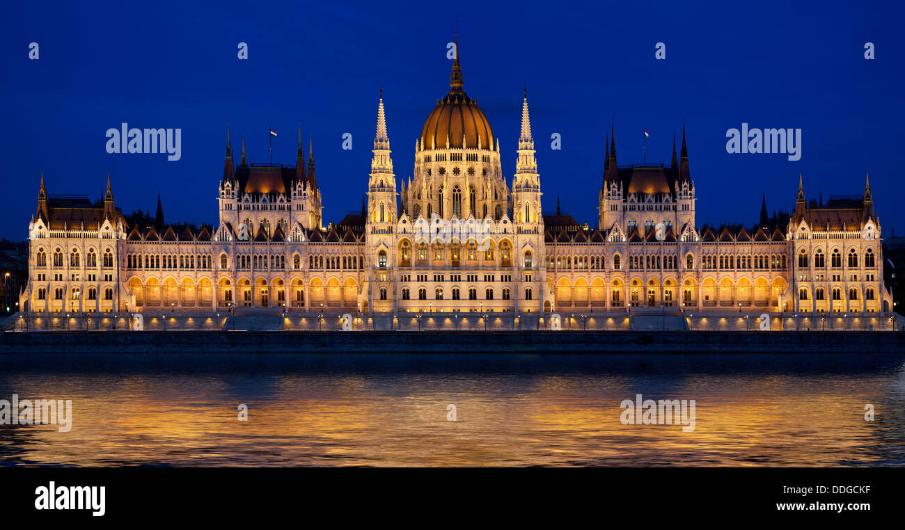 Budapest, Hongrie, le bâtiment du parlement hongrois et le Danube la nuit Banque D'Images Budapest, Hongrie, le bâtiment du parlement hongrois et le Danube la nuit Banque D'Images