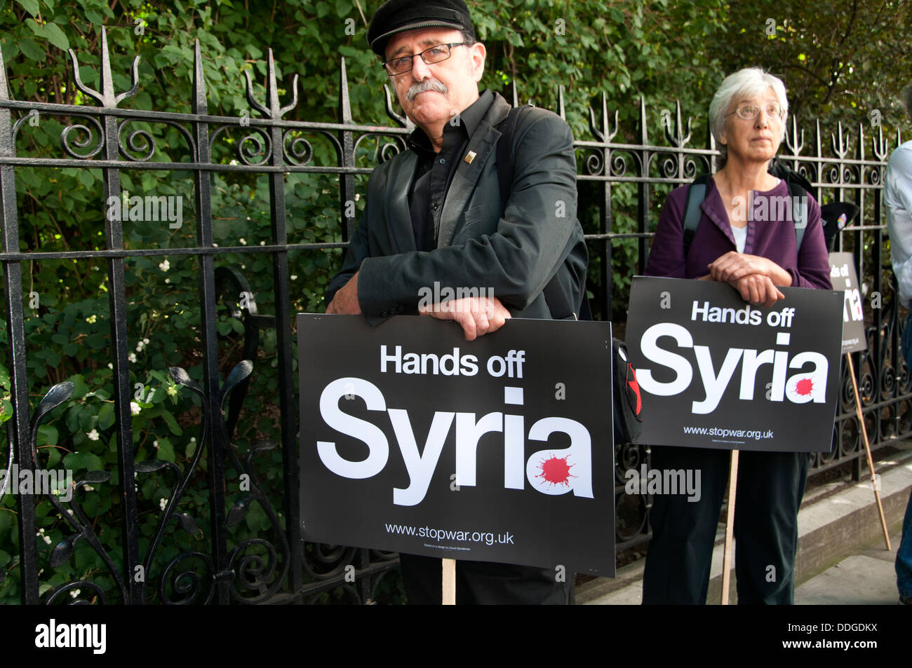 Manifestation contre l'intervention en Syrie. Deux manifestants tenir des pancartes disant "Hands off" conçu par David Gentleman Banque D'Images