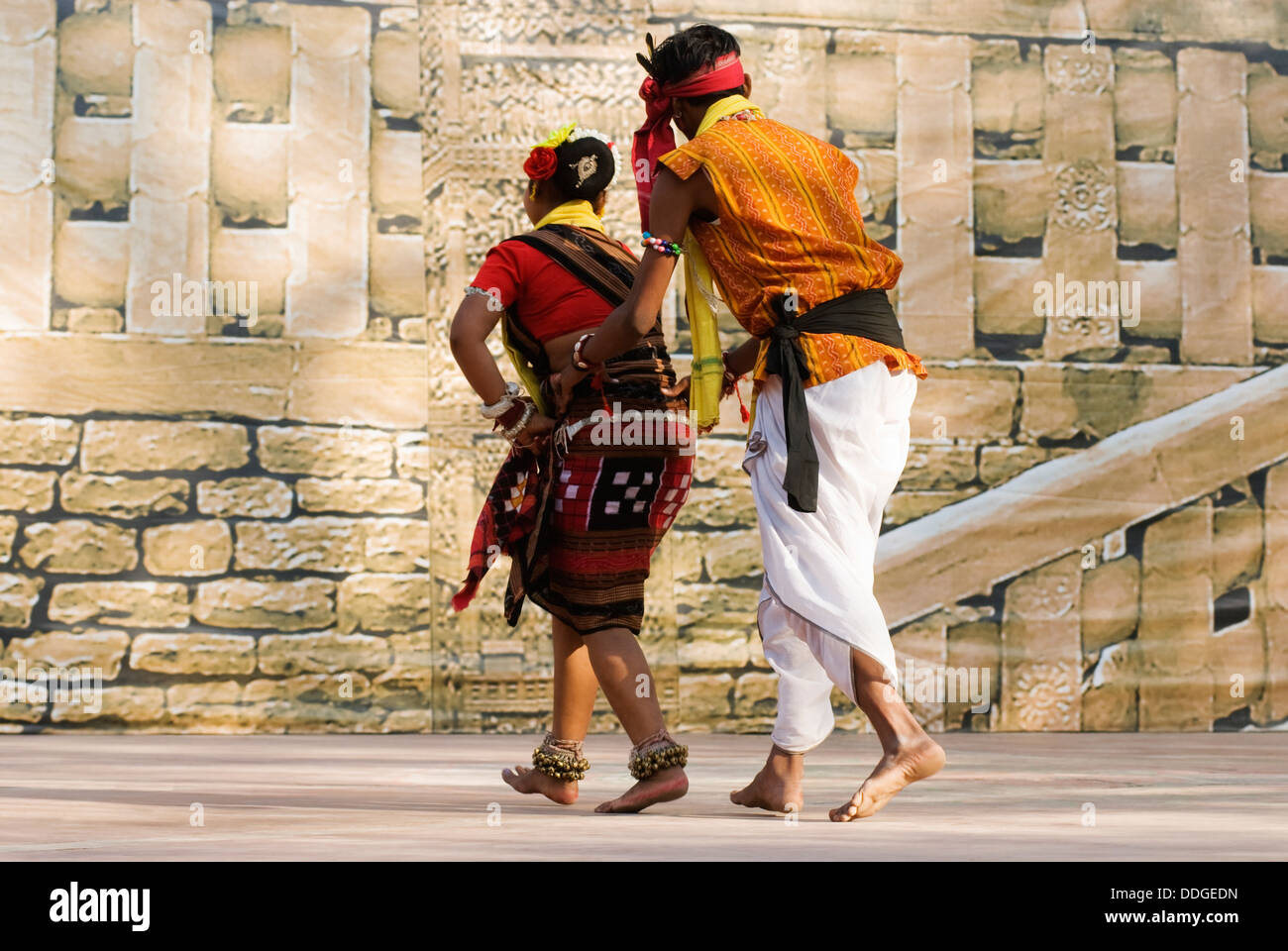 Couple danse tribale de la scène à Surajkund Mela, Faridabad, Haryana, Inde Banque D'Images