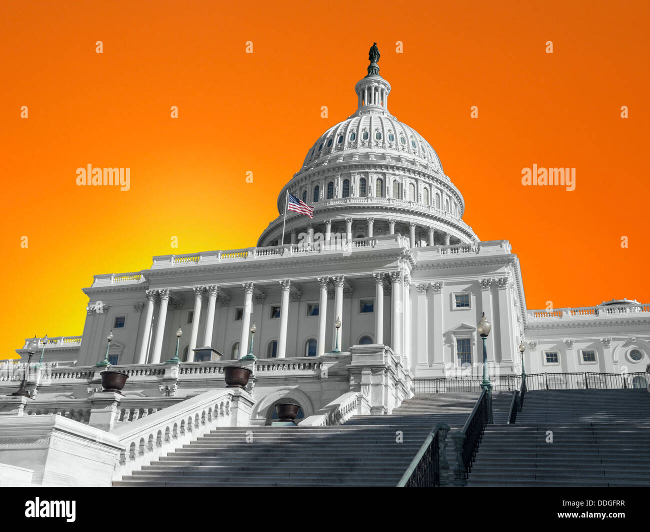 United States Capitol building avec ciel coucher de soleil orange. Banque D'Images