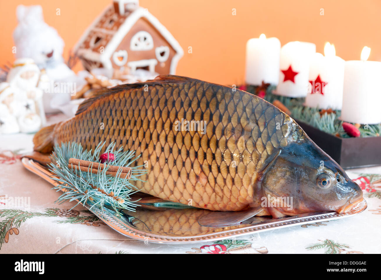 La tradition tchèque - carp sur table de Noël Banque D'Images