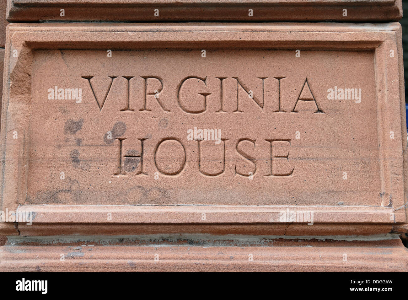 Panneau de sculpture en grès devant Virginia House sur Virginia Street dans la ville marchande, centre-ville de Glasgow, Écosse, Royaume-Uni Banque D'Images