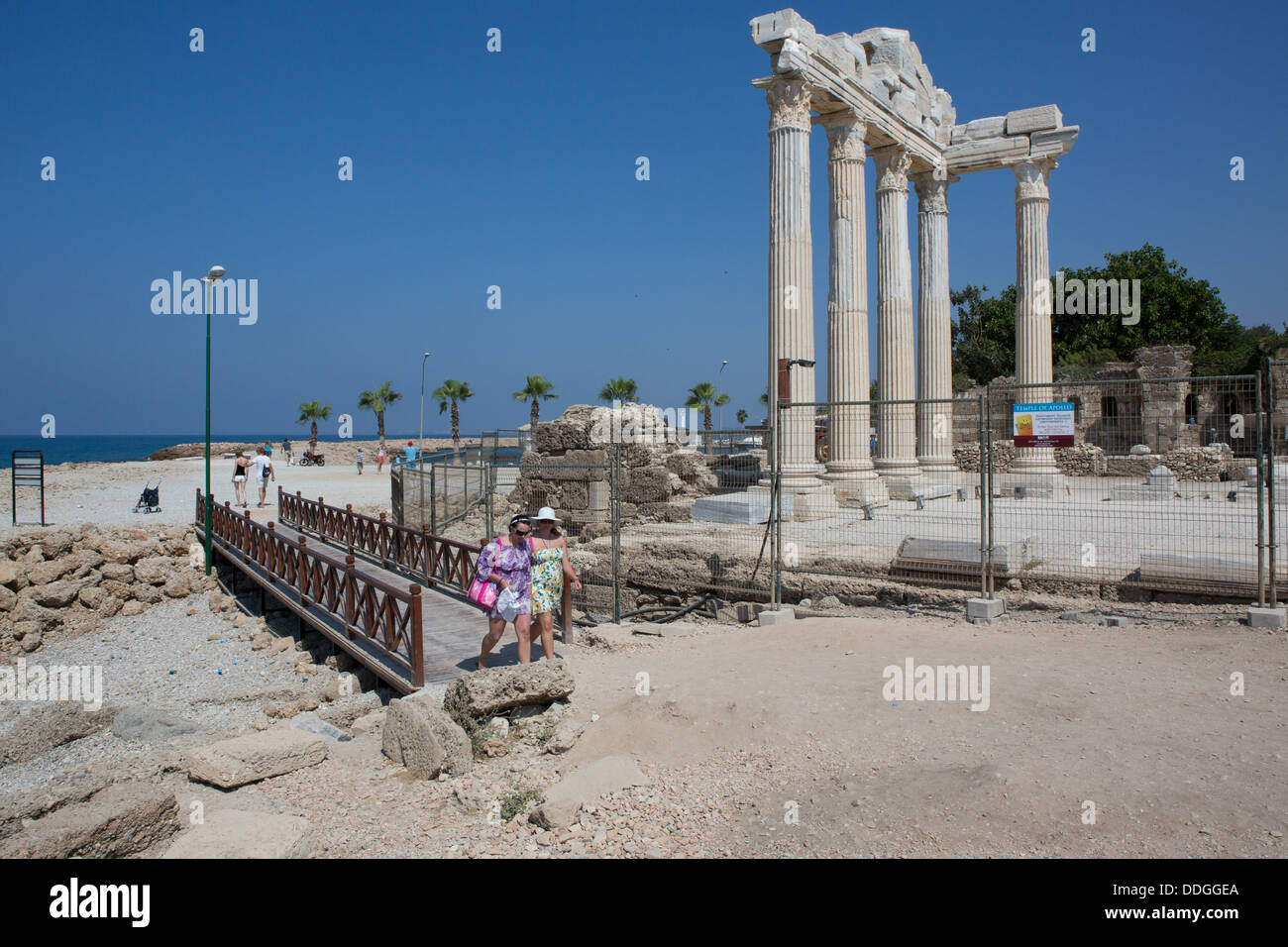Les touristes au temple d'Apollon, Side, Turquie. Banque D'Images