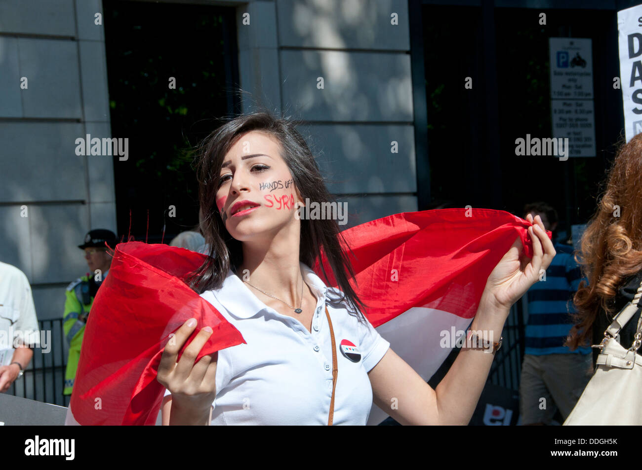Jeune femme syrienne avec les mains hors de Syrie peint sur sa joue à la manifestation contre l'intervention en Syrie Banque D'Images