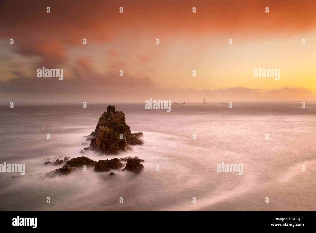 Land's End ; coucher du soleil ; le phare de Drakkars, Cornwall, UK Banque D'Images