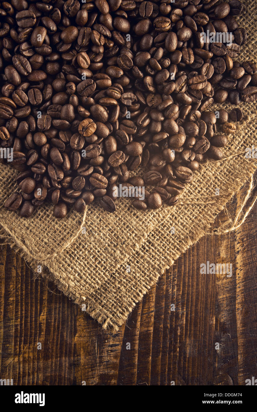 Sur les grains de café en toile de jute de texture. Banque D'Images