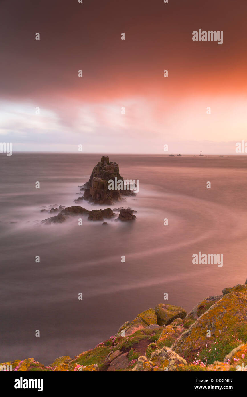 Land's End ; coucher du soleil ; le phare de Drakkars, Cornwall, UK Banque D'Images