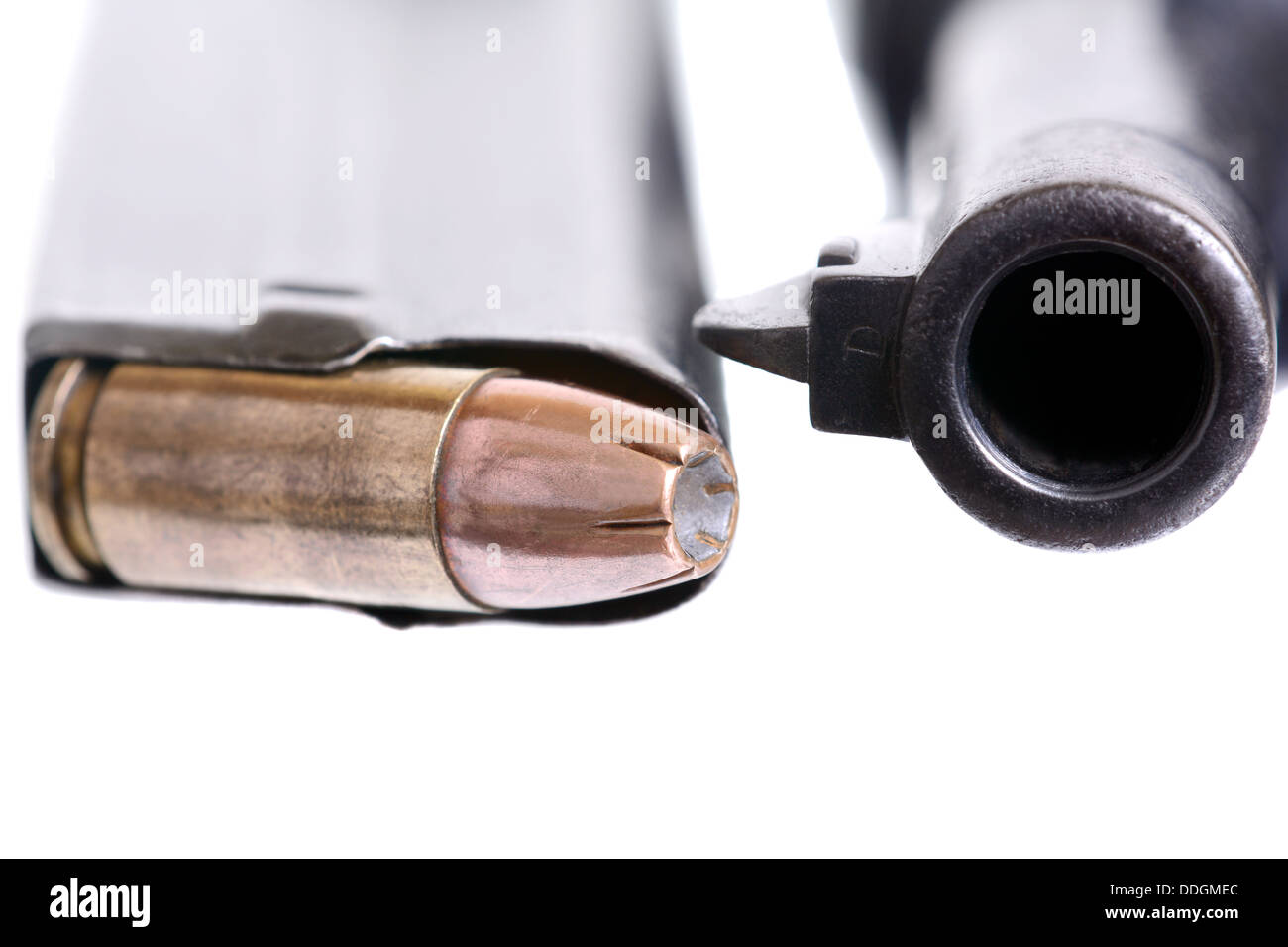 Un plan macro de balles de 9 mm et un pistolet Luger Banque D'Images