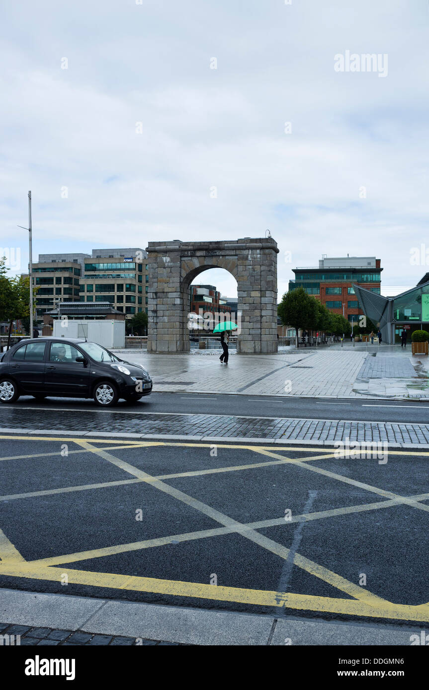 De pleuvoir dans le district financier par le mur nord de Dublin, Irlande Banque D'Images