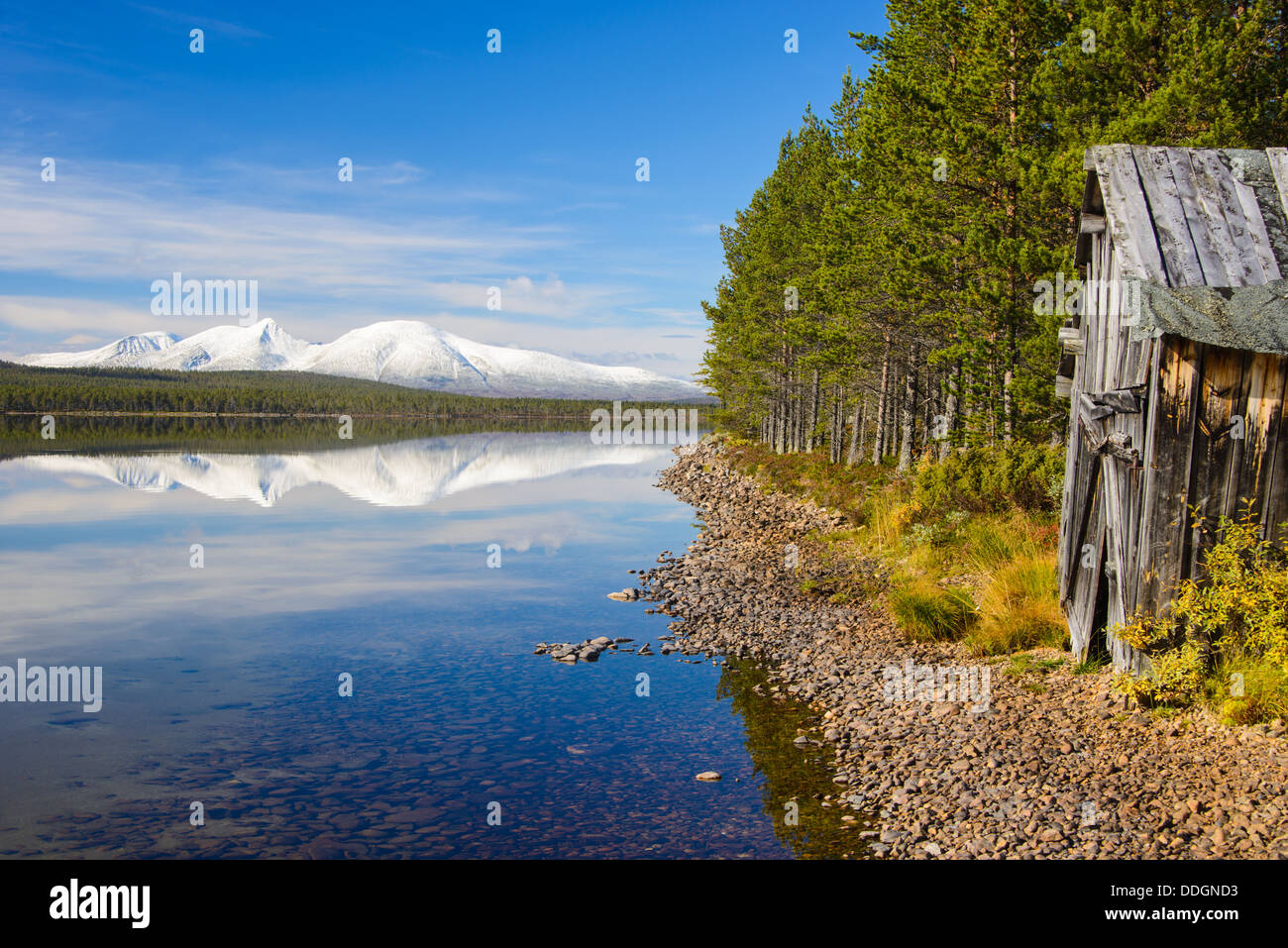 La neige sur les montagnes et le lac Femunden, Hedmark fylke, Norway Banque D'Images