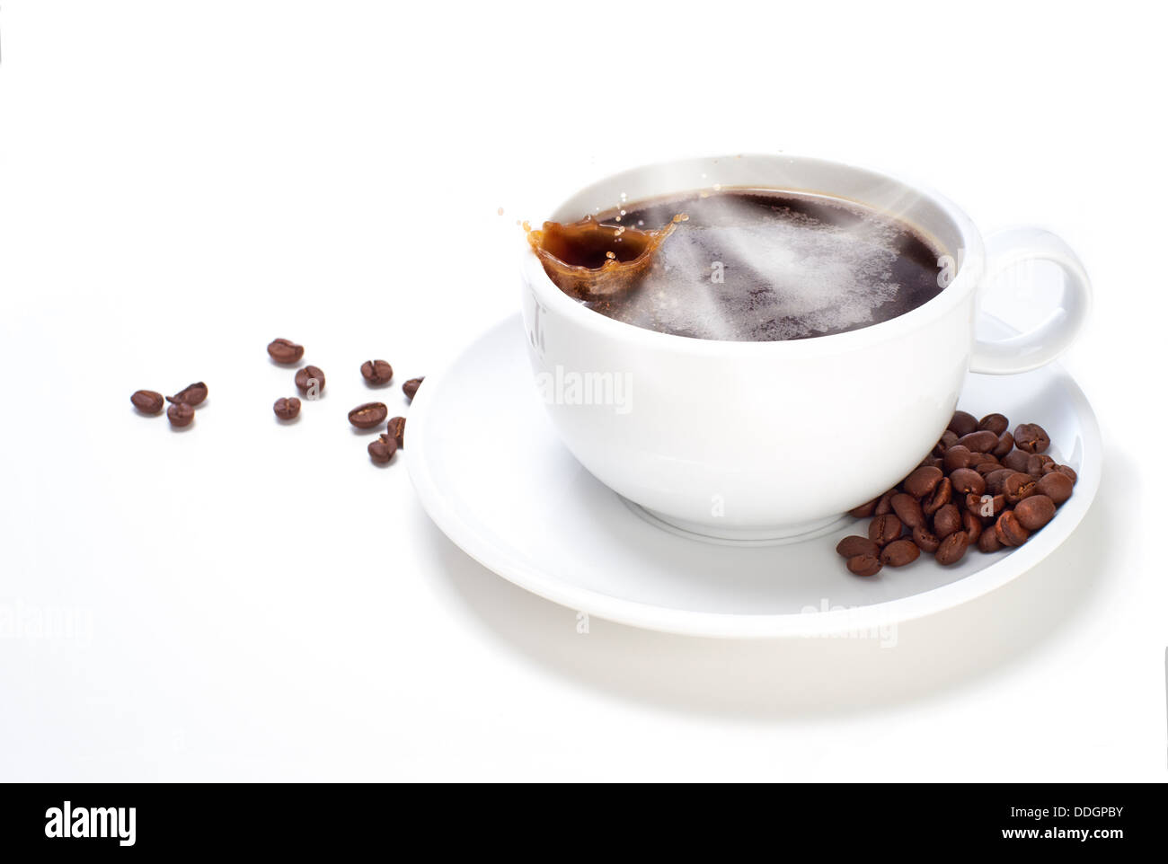 Tasse de café blanc avec des haricots blancs sur un fond isolé. Banque D'Images