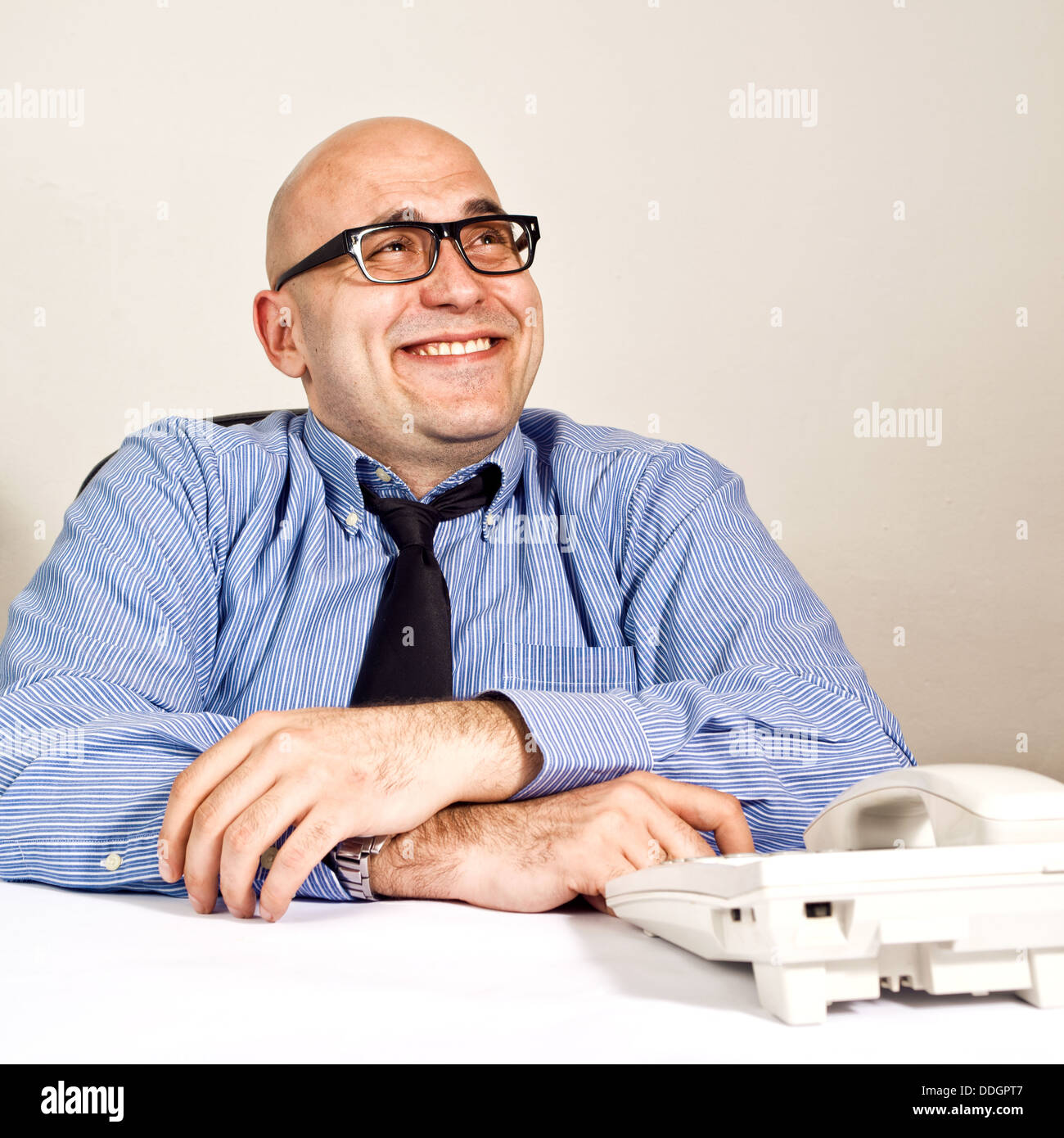 Smiling businessman at office bureau avec téléphone. Wheeler dealer ou d'affaires. Banque D'Images