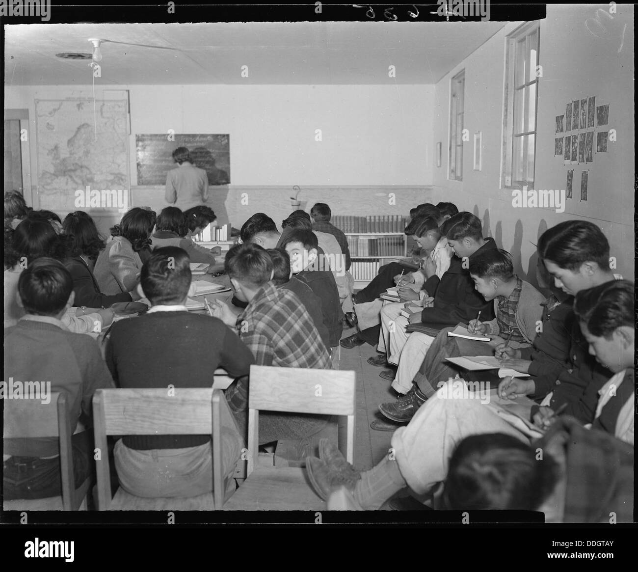 Lac Tule Centre de réinstallation, Newell, en Californie. L'histoire du monde et de l'anglais, une classe de deux heures enseignées . . . 536521 Banque D'Images