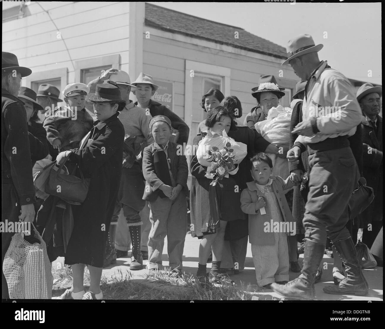 Turlock, Californie. Les familles d'origine japonaise est arrivé à Turlock Assemblée générale. Les personnes évacuées seront h . . . 537637 Banque D'Images
