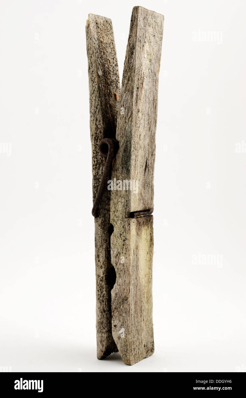 Dirty old wooden clothespin sur fond blanc Banque D'Images