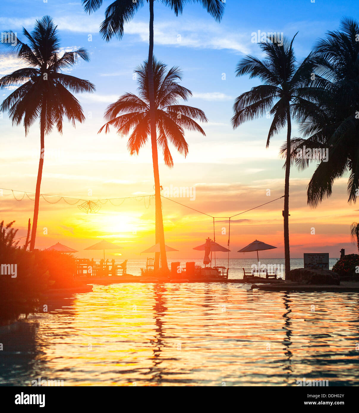 Coucher du soleil sur une plage de luxe de tropiques. Banque D'Images