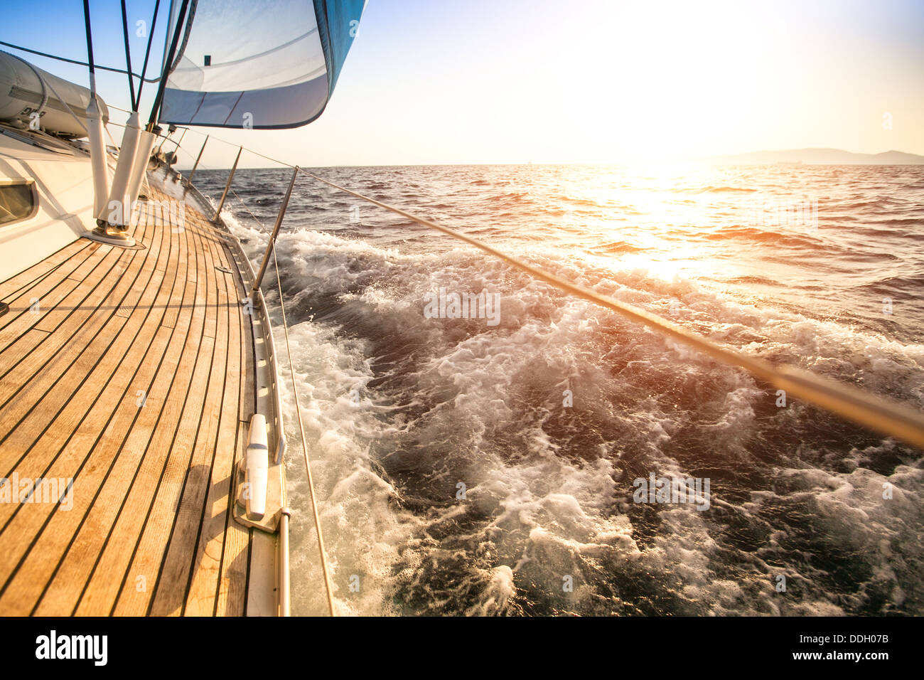 La voile au lever du soleil. Yacht de luxe. Banque D'Images