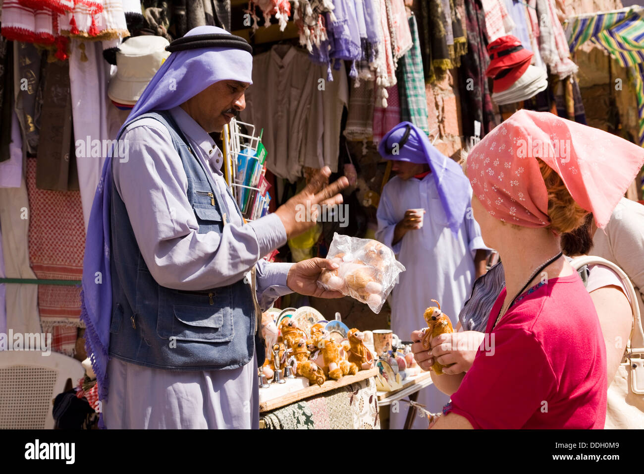 Bedouin vante l'entrée au monastère de Sainte Catherine, péninsule du Sinaï, en Égypte. Banque D'Images