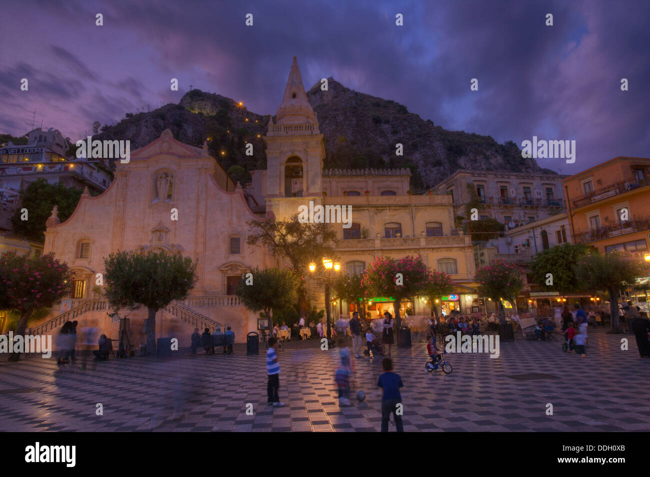 Les touristes à l'extérieur d'une église, l'église San Giuseppe, Taormina, Sicile, Italie Banque D'Images