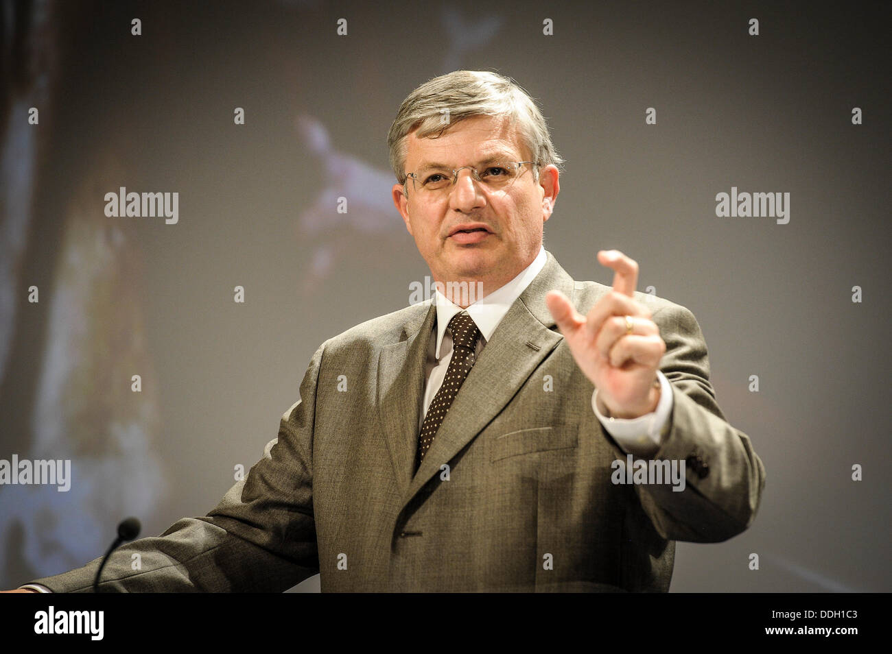 Le 6 mai, 2013 - Bruxelles, Bxl, Belgique - commissaire européen pour la santé et de la politique des consommateurs, Tonio Borg Maltais donne une conférence de presse que la Commission propose la santé des animaux et des plantes , un paquet législatif un cadre juridique modernisé paquet sur la santé des animaux et des plantes, et d'une chaîne alimentaire plus sûr en Europe, à l'administration centrale de l'UE à Bruxelles, Belgique Le 06.05.2013 le paquet répond à l'appel pour une meilleure simplification de la législation et réglementation plus intelligente réduisant ainsi les charges administratives pour les opérateurs et de simplifier l'environnement réglementaire. Il permettra de réduire de près de 70 pièces Banque D'Images