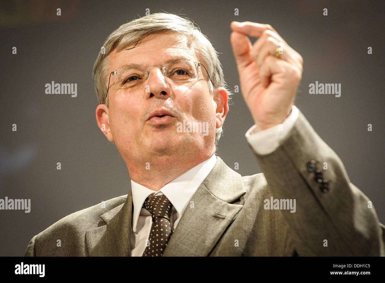 Le 6 mai, 2013 - Bruxelles, Bxl, Belgique - commissaire européen pour la santé et de la politique des consommateurs, Tonio Borg Maltais donne une conférence de presse que la Commission propose la santé des animaux et des plantes , un paquet législatif un cadre juridique modernisé paquet sur la santé des animaux et des plantes, et d'une chaîne alimentaire plus sûr en Europe, à l'administration centrale de l'UE à Bruxelles, Belgique Le 06.05.2013 le paquet répond à l'appel pour une meilleure simplification de la législation et réglementation plus intelligente réduisant ainsi les charges administratives pour les opérateurs et de simplifier l'environnement réglementaire. Il permettra de réduire de près de 70 pièces Banque D'Images