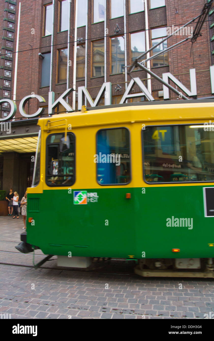 En tram Aleksanterinkatu street en face du grand magasin Stockmann Helsinkii Finlande du nord de l'Europe centrale Banque D'Images