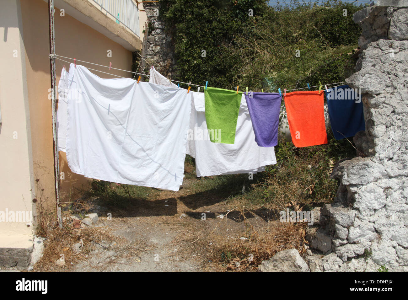 Les points colorés sur la ligne de lavage à Parga Greece Banque D'Images