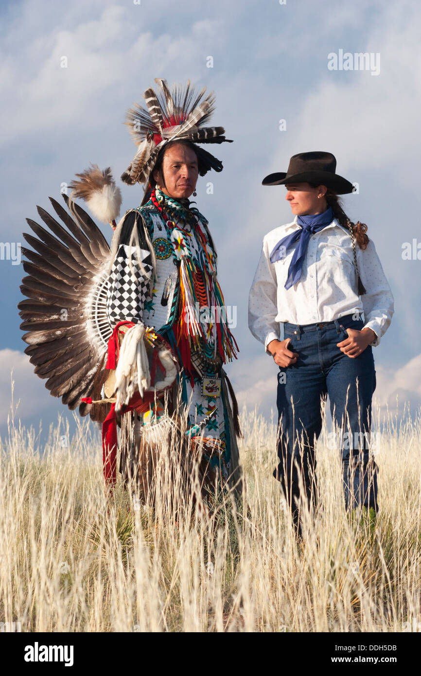 Cowgirl avec Native American man wearing costume traditionnel Cheyenne Banque D'Images