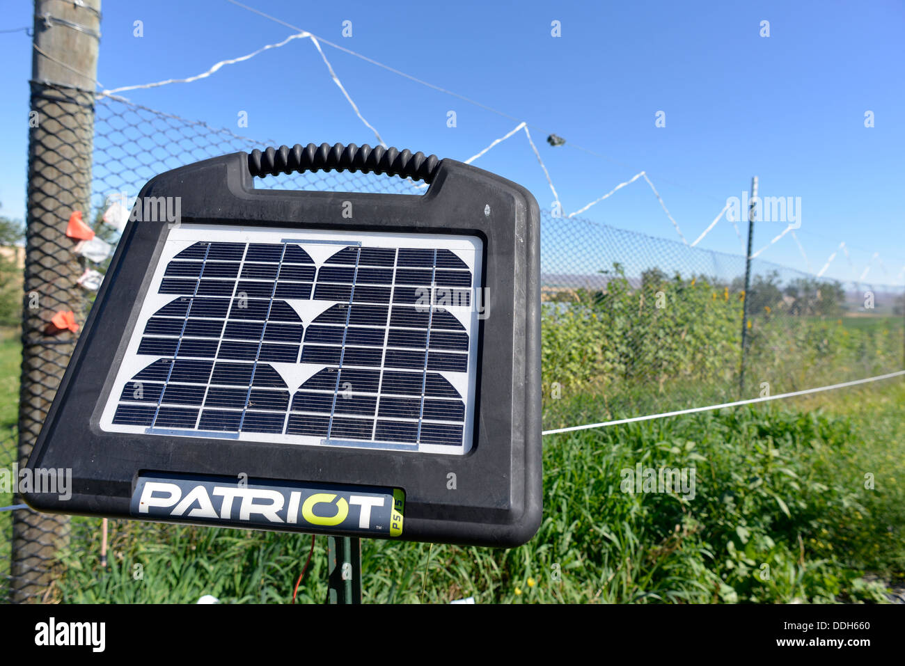 Panneau solaire en électricité pour une clôture électrique dans une ferme de l'Oregon's Wallowa Valley. Banque D'Images