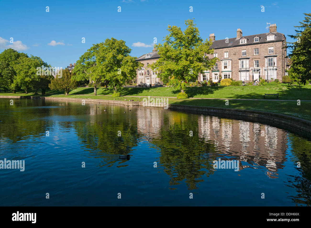 La Grande-Bretagne, l'Angleterre, Derbyshire, Peak District, Buxton, résidences privées et de logement donnent sur Pavilion Gardens Banque D'Images