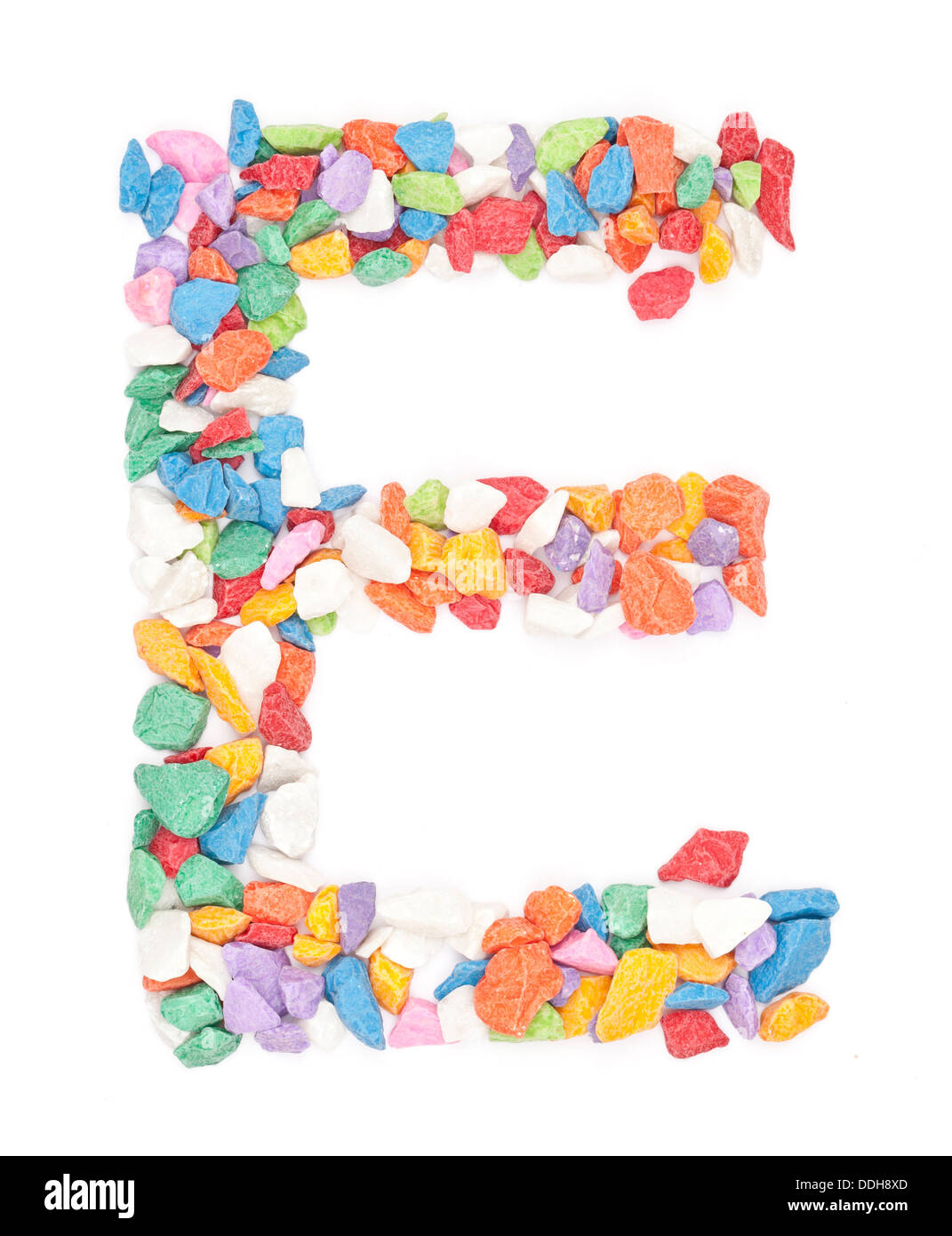 Alphabet E gravier colorés sur fond blanc. Banque D'Images