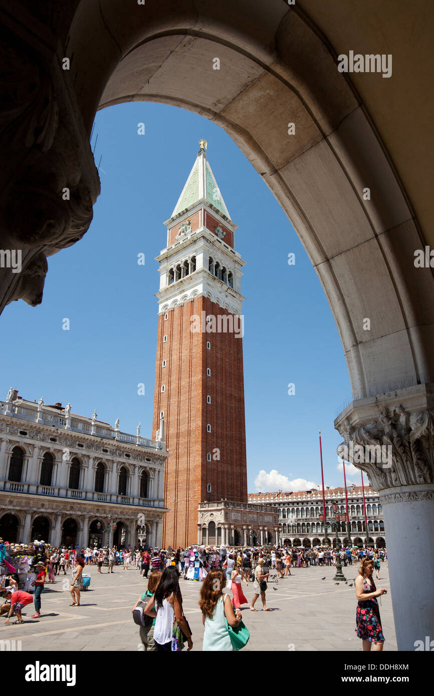 Venise - Place Saint Marc (Campanile Campanile di San Marco) et Bibliothèque Marcienne à Piazzetta San Marco, Italie Banque D'Images