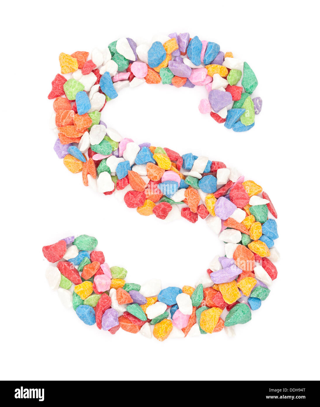 Gravier coloré de l'alphabet s sur fond blanc. Banque D'Images
