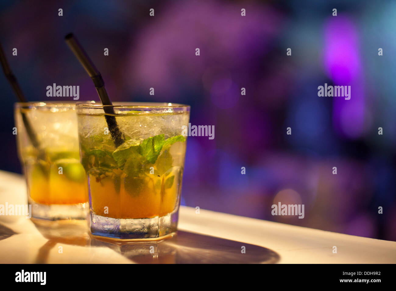 Mojito cocktail bar servent de verre paille boire alcool rafraîchissement  frais ivre fun profitez d'une bonne partie de plaisir de temps attention  gree Photo Stock - Alamy
