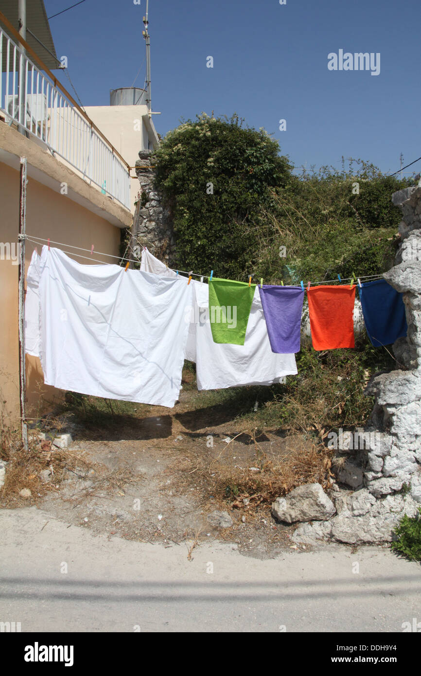 Les points colorés sur la ligne de lavage à Parga Greece Banque D'Images