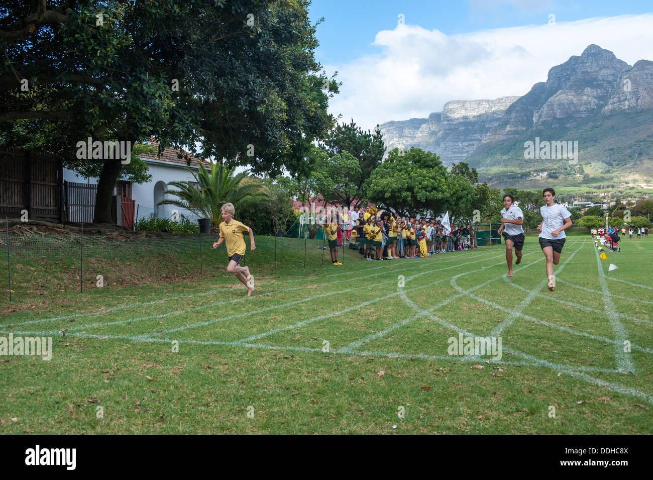 Athletic enfants participant à un concours à la Saint George's School, Cape Town, Afrique du Sud Banque D'Images