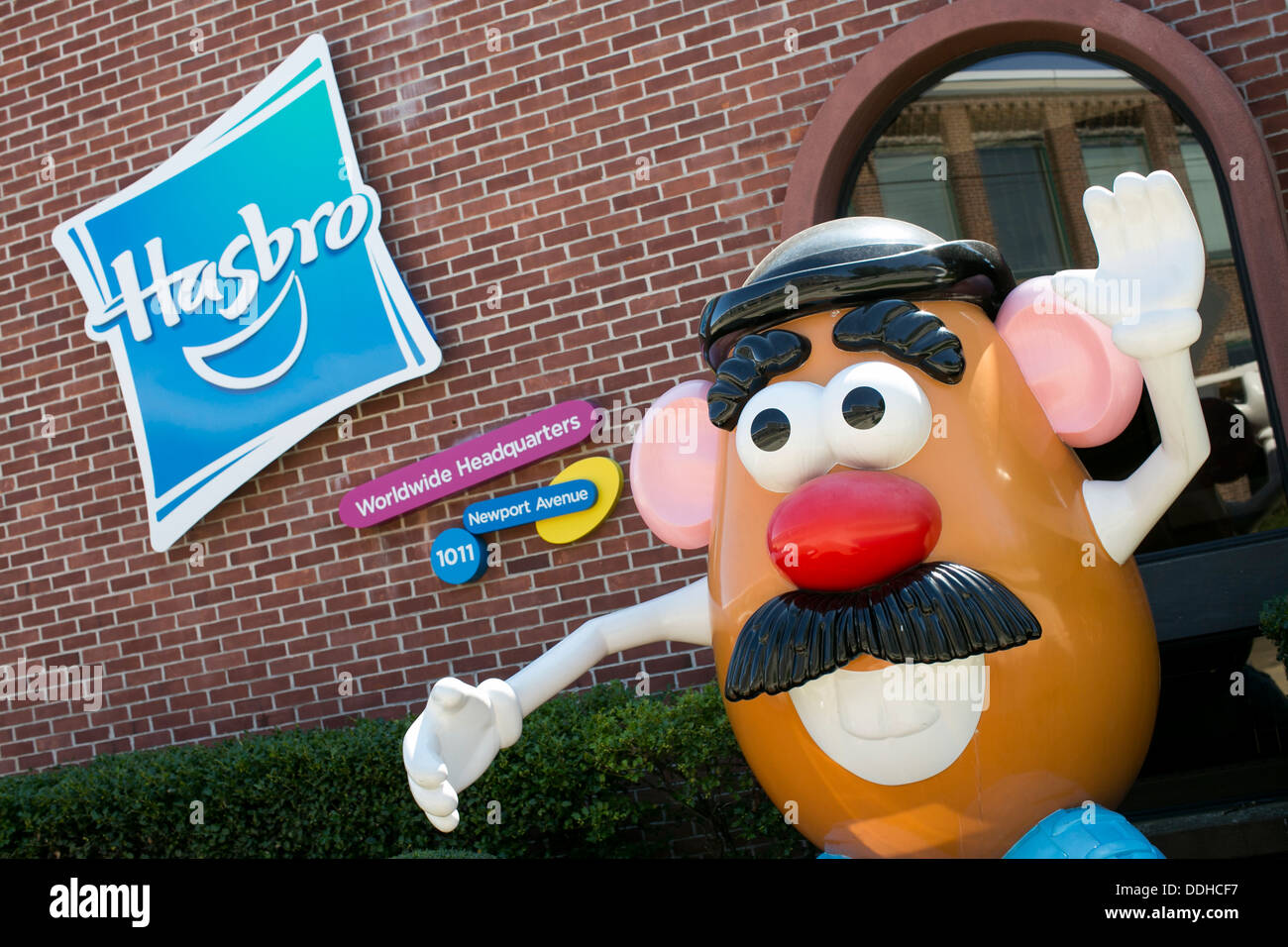 Le siège de toy maker Hasbro, avec un géant Monsieur Potato Head figure. Banque D'Images