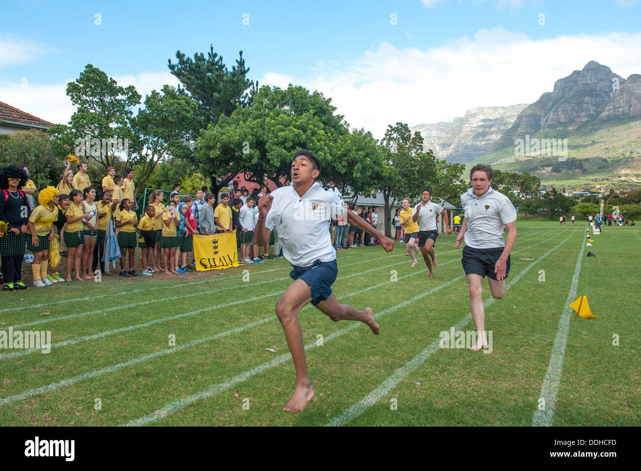 Athletic enfants participant à un concours à la Saint George's School, Cape Town, Afrique du Sud Banque D'Images