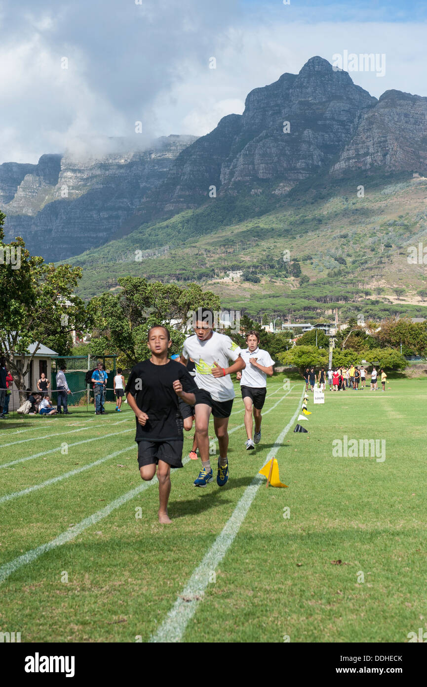 Athletic enfants participant à un concours à la Saint George's School, Cape Town, Afrique du Sud Banque D'Images