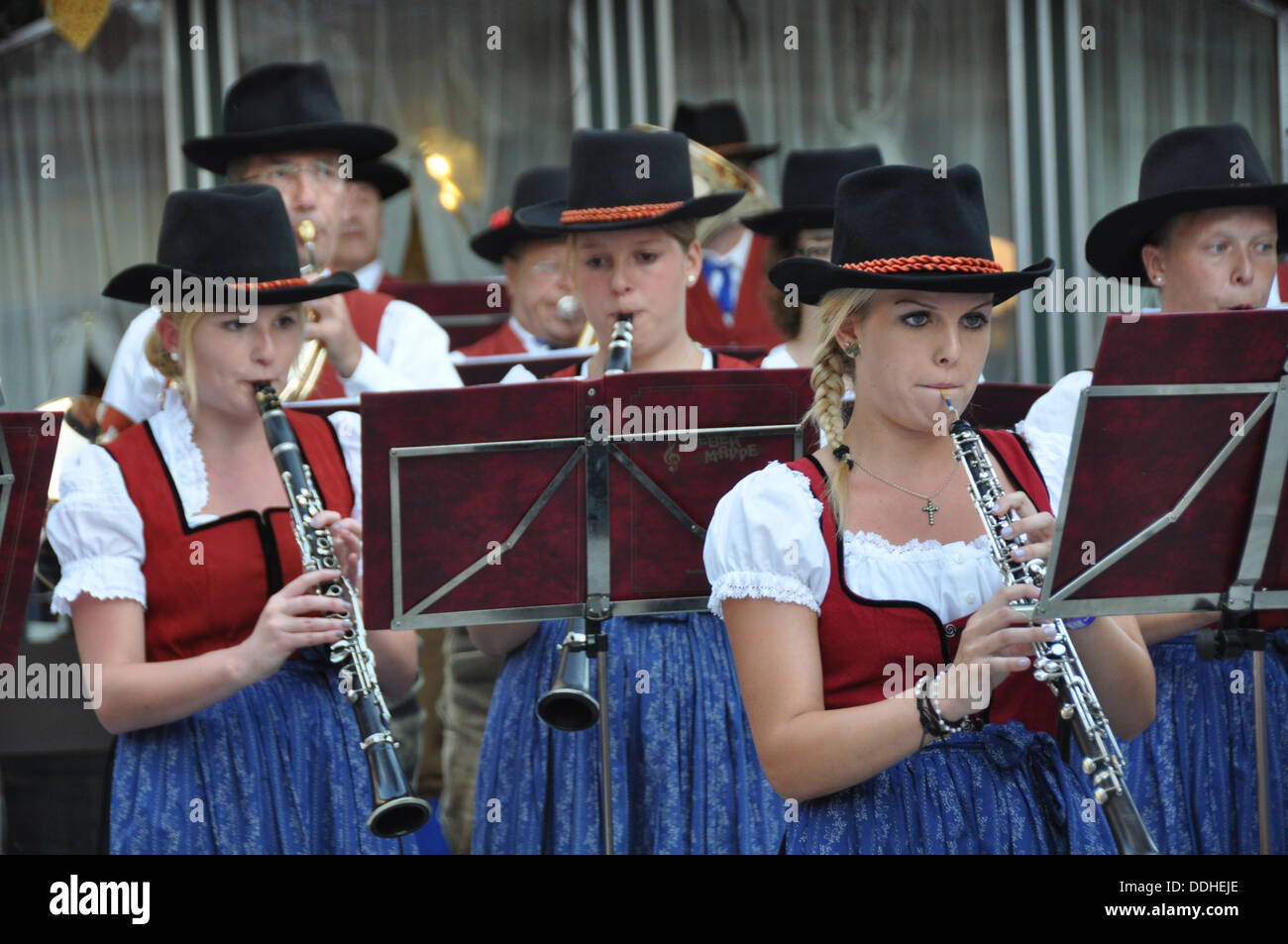 Le folklore local band musiciens en extrait traditionnel de robe, Maria Alm, Autriche Banque D'Images