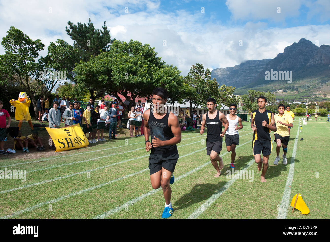 Athletic enfants participant à un concours à la Saint George's School, Cape Town, Afrique du Sud Banque D'Images